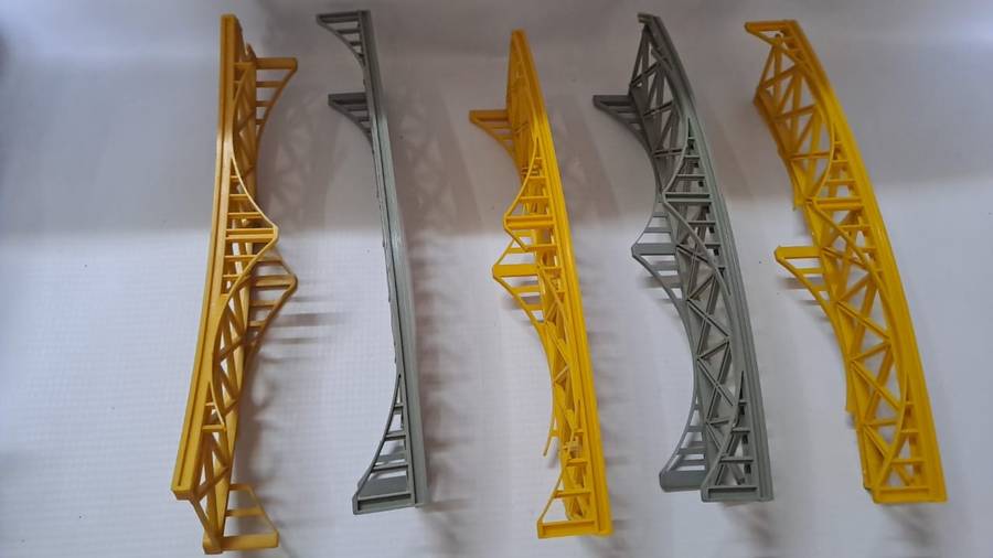 Model Trains HO 1 x Curved low bridge. Plastic, see Pic's, broken You bid on 1, there is 5 available