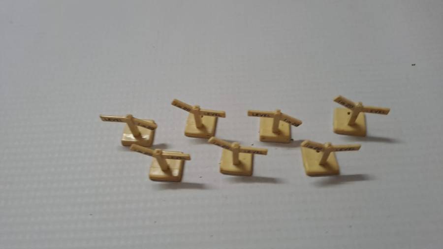 Model Trains HO 1 x Pack of 7 Signs. (Plastic)