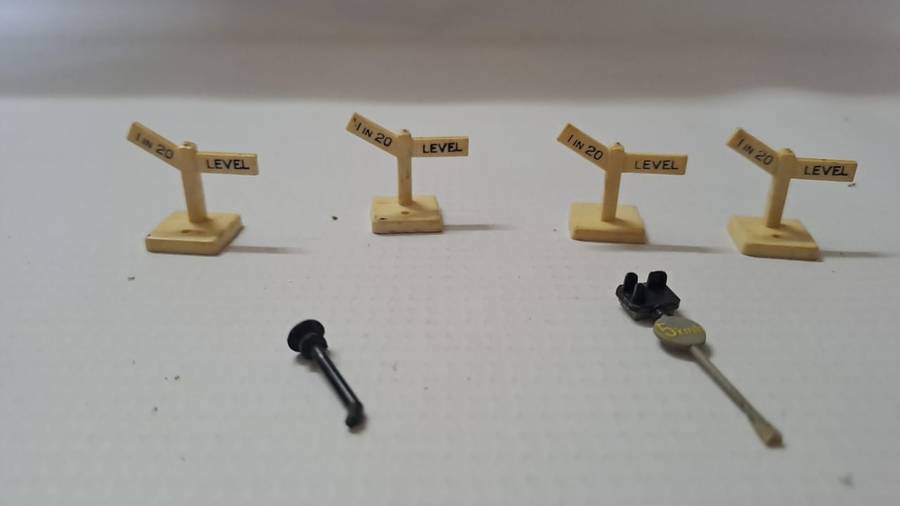 Model Trains HO 1 x Pack of 5 Signs. (Plastic)