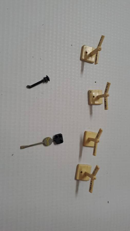 Model Trains HO 1 x Pack of 5 Signs. (Plastic)