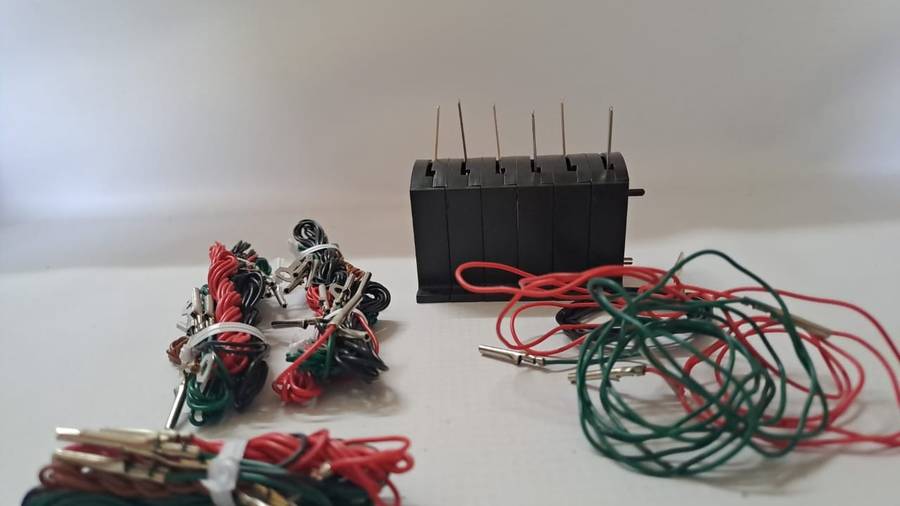 Model Trains HO 1 x Bag of 6 Switches & Wires. (Plastic)