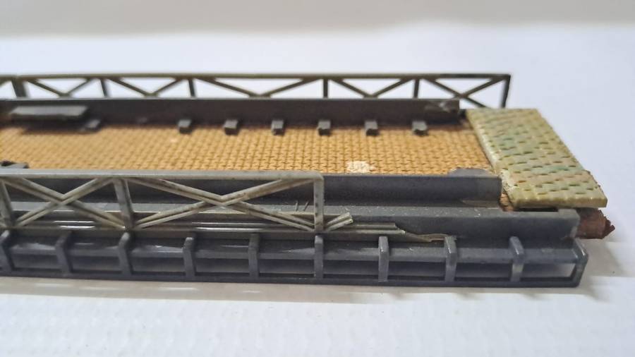 Model Trains HO 1 x Straight car bridges. Plastic, see Pic's. Small damage on railings.
