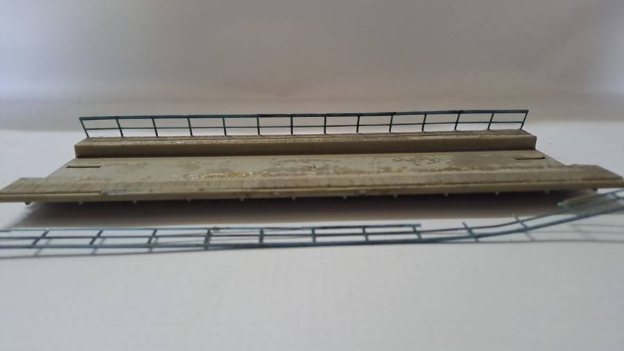 Model Trains HO 1 x Straight Bridge Plastic. (Railing damaged)