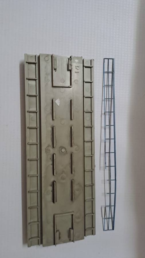 Model Trains HO 1 x Straight Bridge Plastic. (Railing damaged)