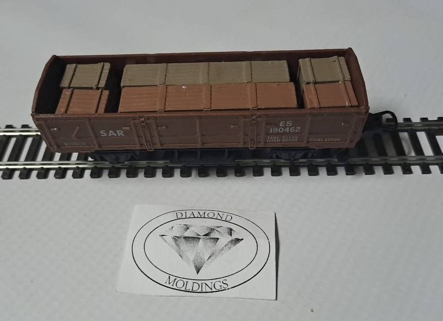 Model Trains H0 1/87 - Scale - Freight Crates - 2 x Long + 4 x Square - 58 x 12 x 11mm,15 x 12 x12mm