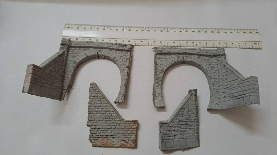 Model Trains HO-Scale 1 x Bag of two plastic tunnel entrances. See pic's. Selling as scrap.