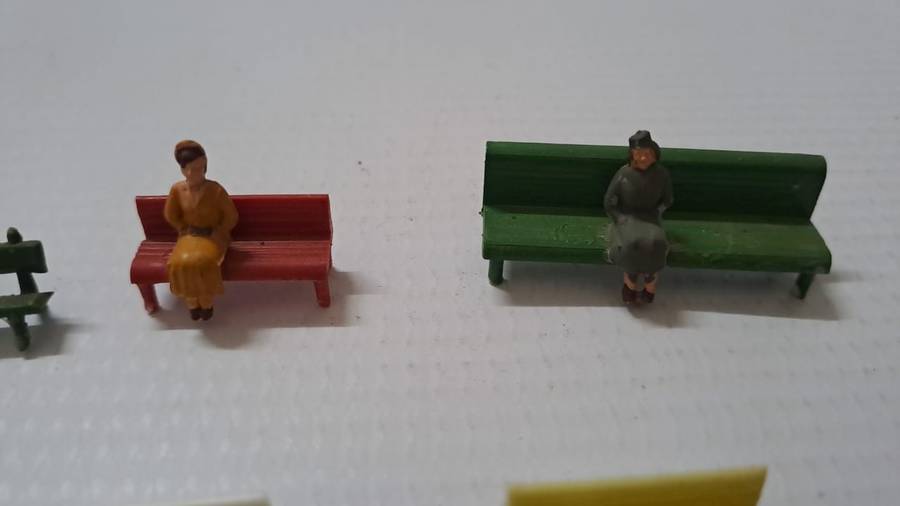 Model Trains 1:87 HO 1 x Bag of 6 Benches and 2 x Figures.