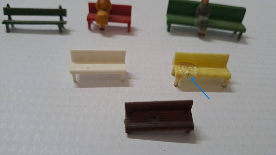 Model Trains 1:87 HO 1 x Bag of 6 Benches and 2 x Figures.