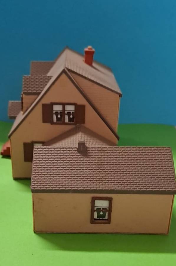 Model Trains HO Scale 1 x Building with Garage. Working 12V light inside house. See pics.