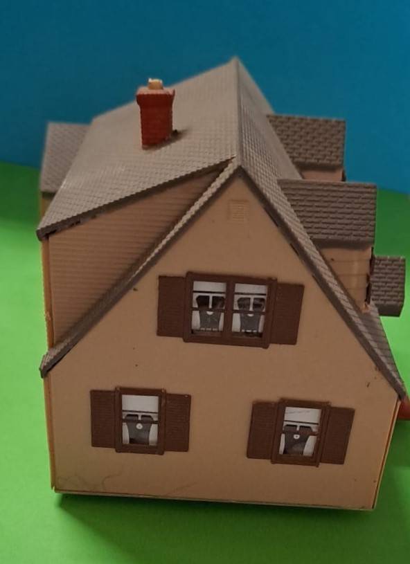 Model Trains HO Scale 1 x Building with Garage. Working 12V light inside house. See pics.