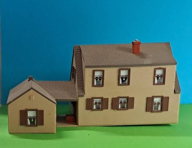 Model Trains HO Scale 1 x Building with Garage. Working 12V light inside house. See pics.