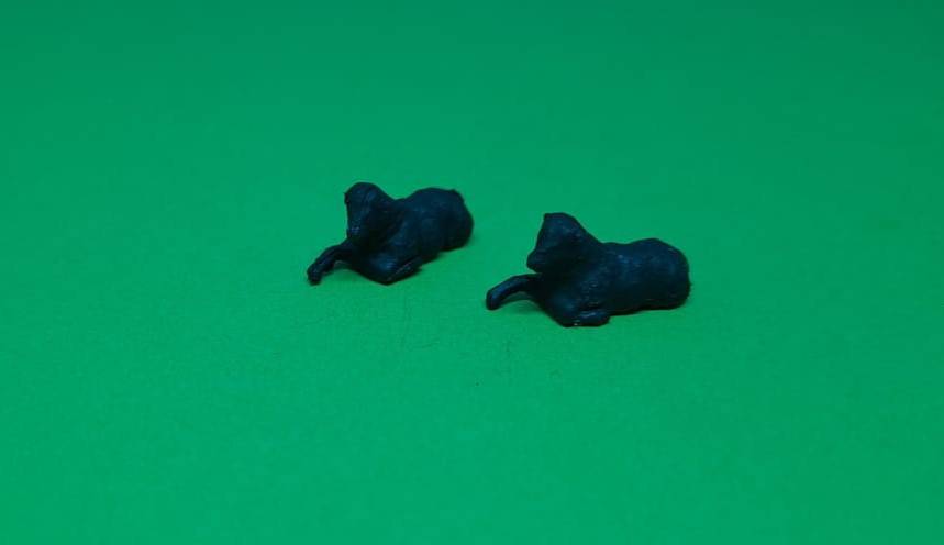 Model Trains HO 1 x Pack of 2 laying black sheep.