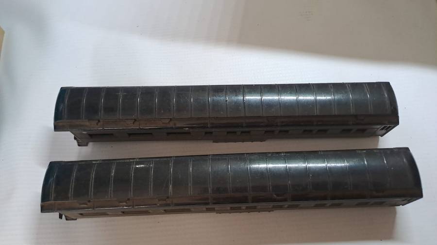 Model Trains H0 Coaches x2. Sold as is.