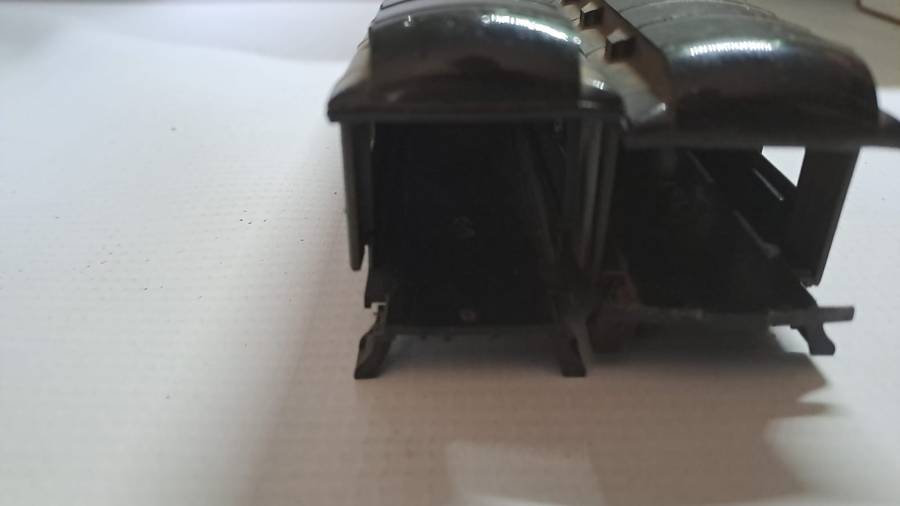 Model Trains H0 Coaches x2. Sold as is.