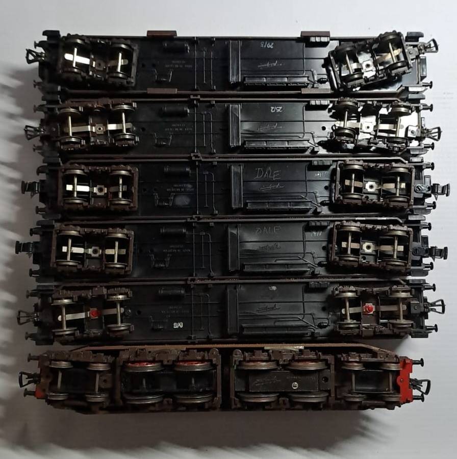 Model Trains H0 Fleischmann 5 x Residenza Rama coaches with metal wheels.  Eletric Unit. Italia.