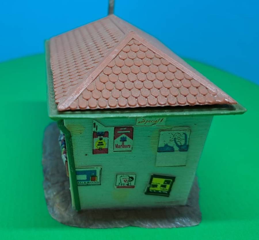 Model Trains HO Scale Kiosk. 70mm x 46mm x 50mm.