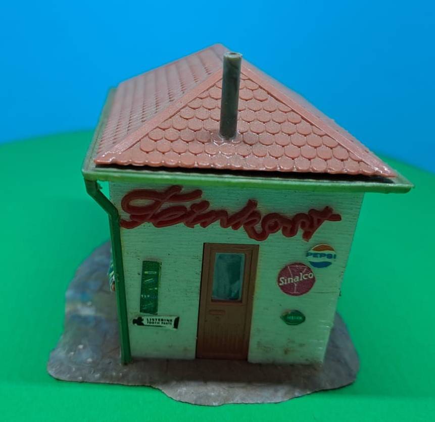 Model Trains HO Scale Kiosk. 70mm x 46mm x 50mm.