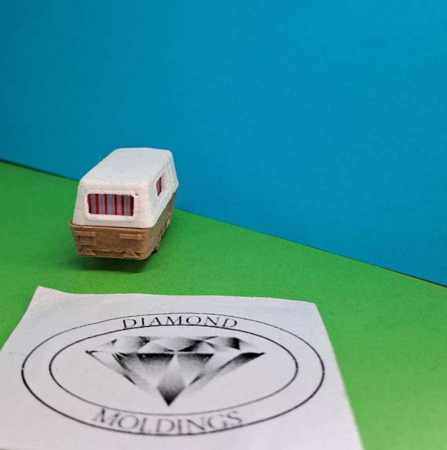 Model Trains HO 1 x Caravan Single Axis - Two tone color (Brown) - 50mm x 20mm x 24mm