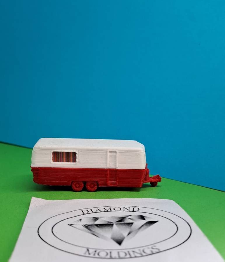 Model Trains HO 1 x Caravan Double Axis - Two tone color (Red) - 64mm x 22mm x 22mm
