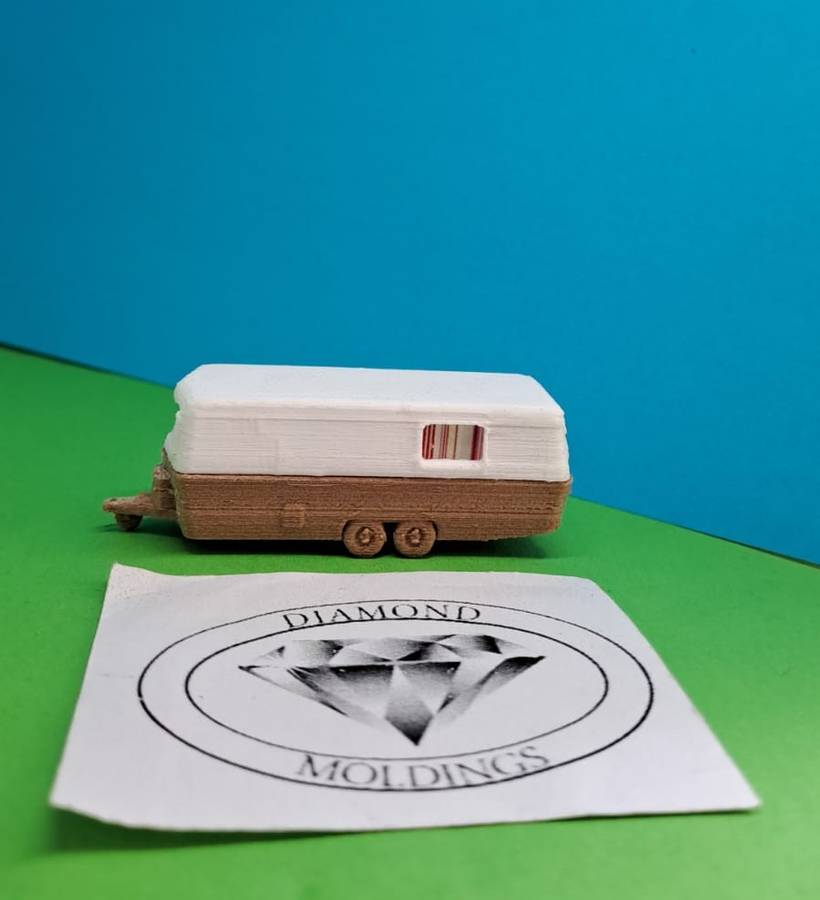 Model Trains HO 1 x Caravan Double Axis - Two tone color (Brown) - 64mm x 22mm x 22mm