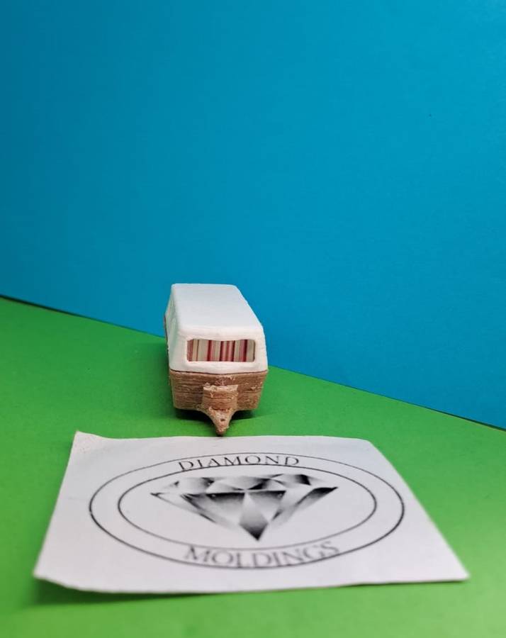 Model Trains HO 1 x Caravan Double Axis - Two tone color (Brown) - 64mm x 22mm x 22mm