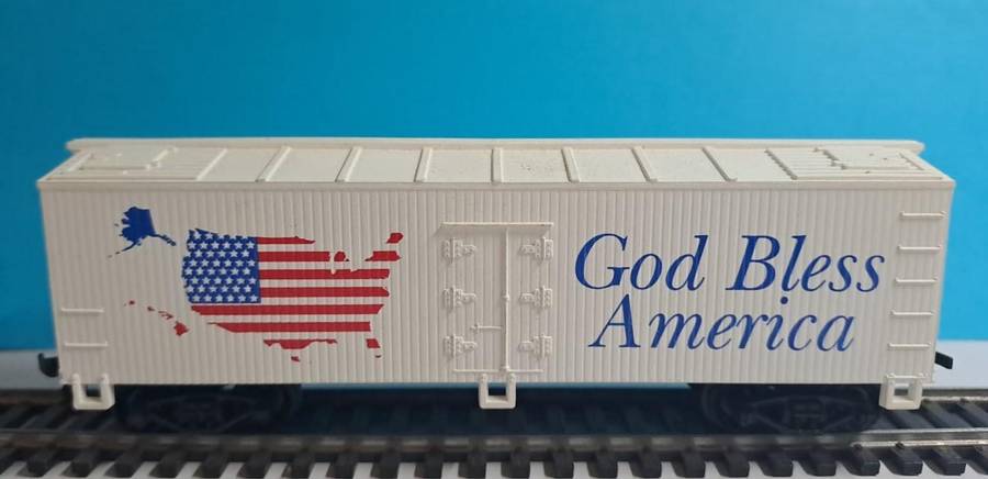 Model Trains HO 1 x Life-Like, Box Wagon-God Bless America, with plastic wheels & Horn Hook couplers