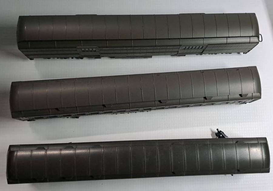 Model Trains HO 3 x Santa Fe Couches, plastic & metal wheels, mix couplers x2 missing couplers.