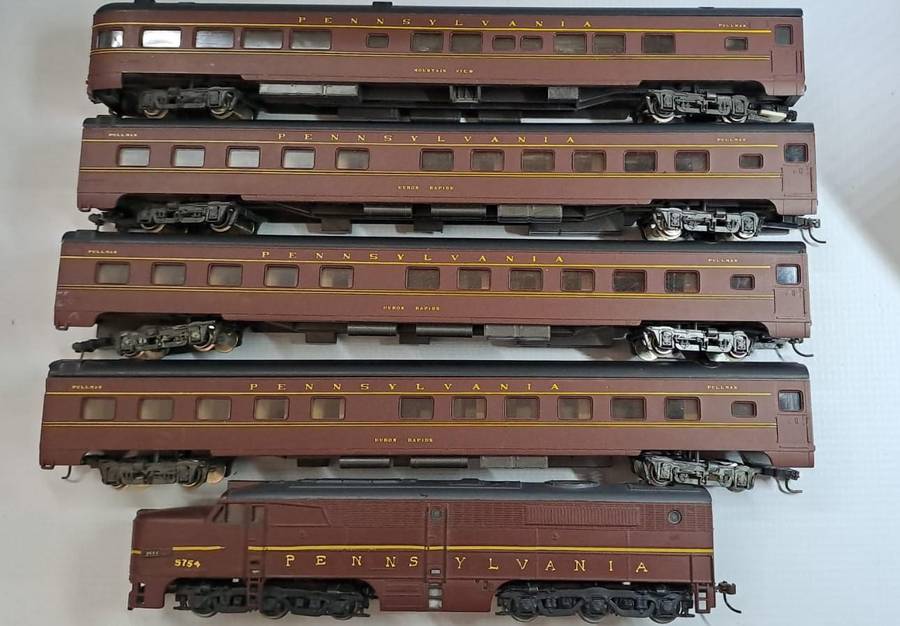 Model Trains HO 1 x Rivarossi  Pennsylvania, Loco & 4 Carriages with metal wheels & Kadee coupler.