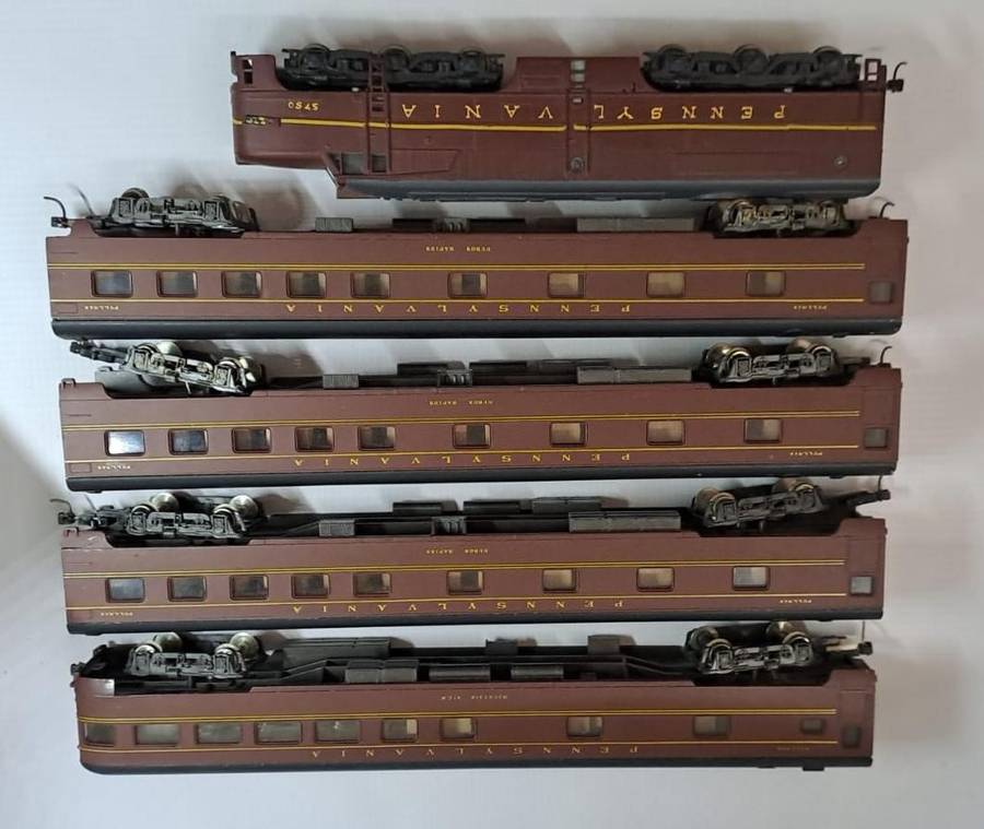 Model Trains HO 1 x Rivarossi  Pennsylvania, Loco & 4 Carriages with metal wheels & Kadee coupler.