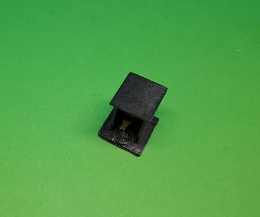 Model Trains H0-Scale 1/87 - 1 x Long Drop, no door with lady sitting. (See pictures)