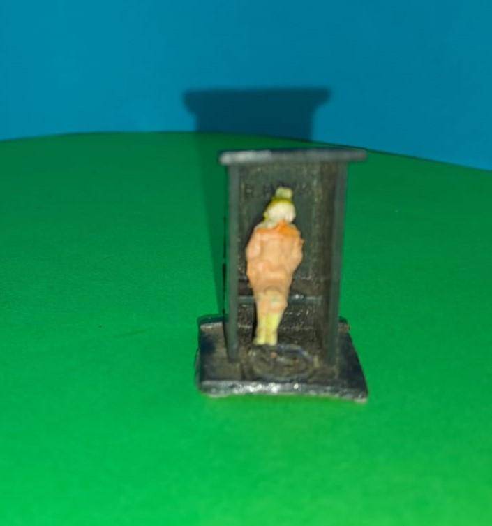 Model Trains H0-Scale 1/87 - 1 x Long Drop, no door with lady sitting. (See pictures)