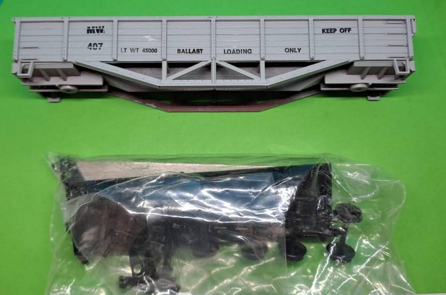 Model Trains H0 Scale - Convertible Gondola or Ballast Car, with plastic wheels & Horn hook couplers