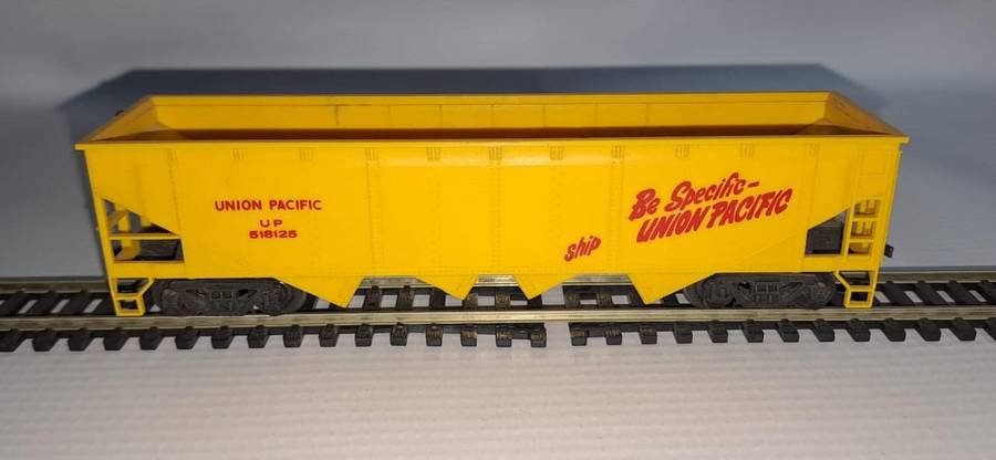 Model Trains HO 1 x Union Pacific hopper, with plastic wheels & 1x KD & 1x Horn hook coupler.