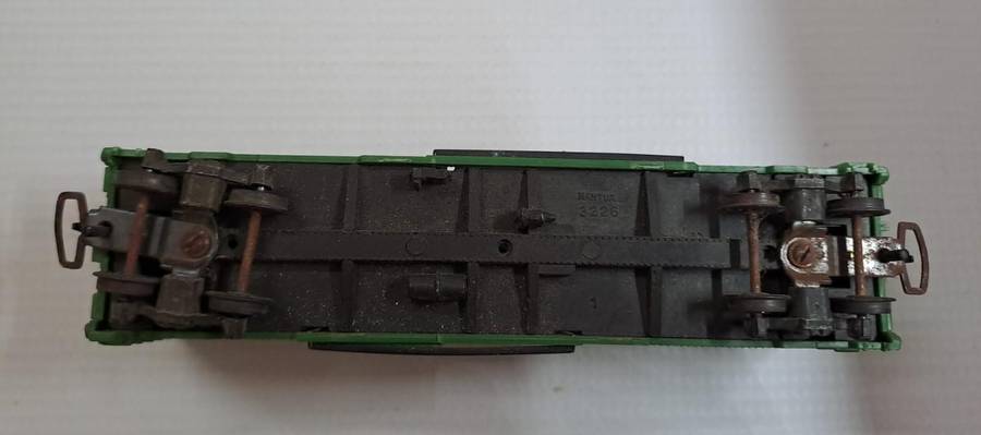 Model Trains HO 1 x Mantua 40' Box Car, DF, with plastic wheels & Lima like couplers.