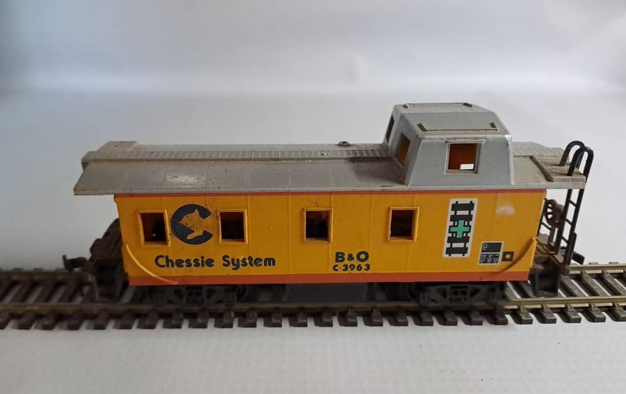 Model Trains HO 1 x Bachmann Caboose Chessie System B & O, plastic wheels & Horn Hook couplers.