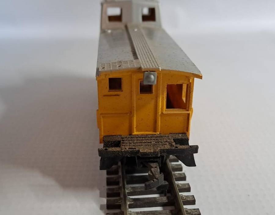 Model Trains HO 1 x Bachmann Caboose Chessie System B & O, plastic wheels & Horn Hook couplers.
