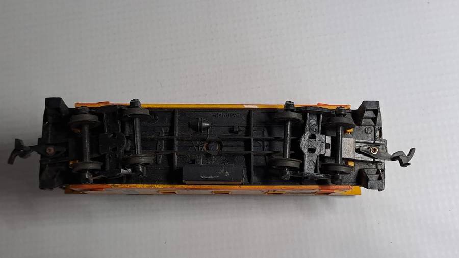 Model Trains HO 1 x Bachmann Caboose Chessie System B & O, plastic wheels & Horn Hook couplers.