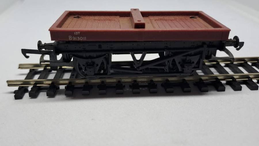 Model Trains HO 1 x Tri-ang - Flat Car, plastic wheels & D-couplers.