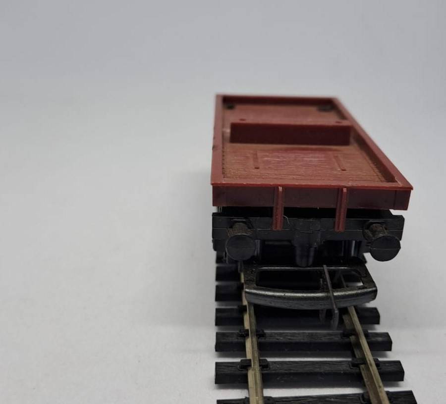Model Trains HO 1 x Tri-ang - Flat Car, plastic wheels & D-couplers.