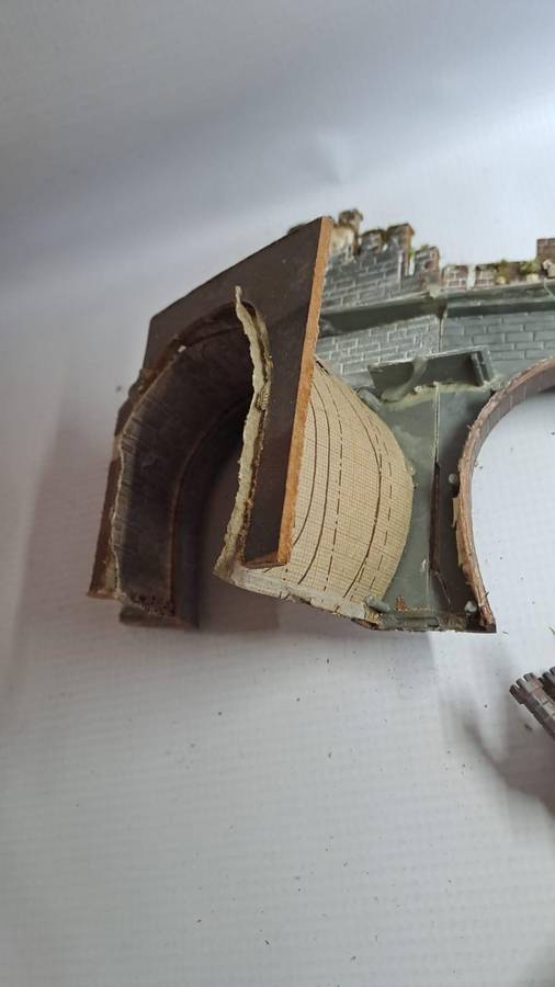 Model Trains HO 2 x Plastic single tunnel entrances with more. See pics.