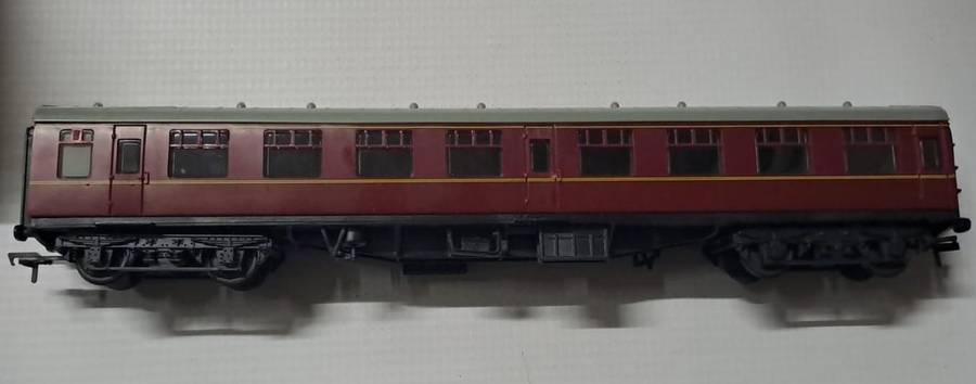 Model Trains OO-Scale 1 x BR Mk1 Passenger Coach, Maroon.