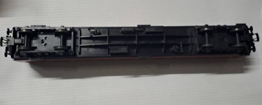 Model Trains OO-Scale 1 x BR Mk1 Passenger Coach, Maroon.