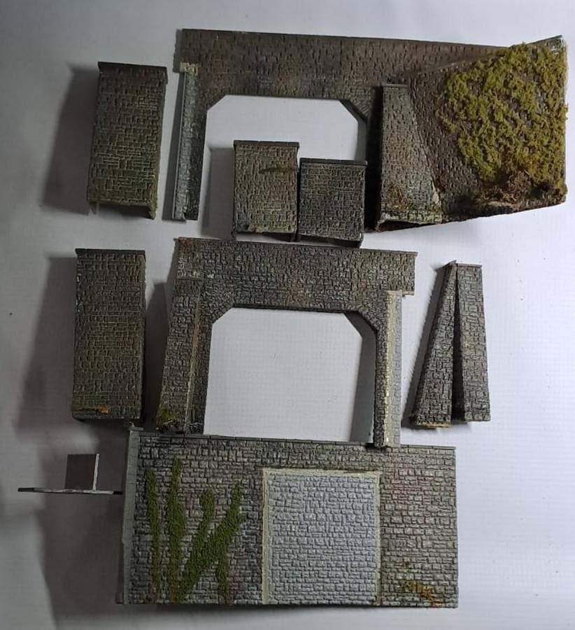 Model Trains HO 2 x Plastic double tunnel entrances with more. See pics.