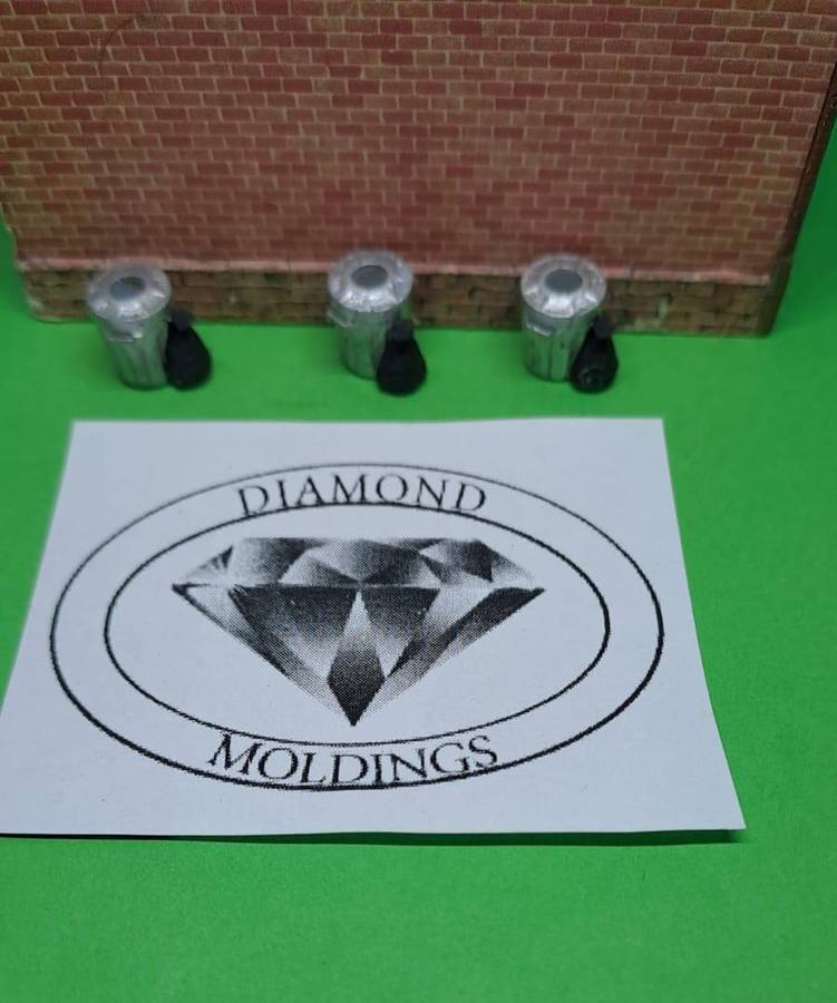 Model Trains HO 1 x Bag with Garbage bins with garbage bags (x3) - 10 diameter x 11mm