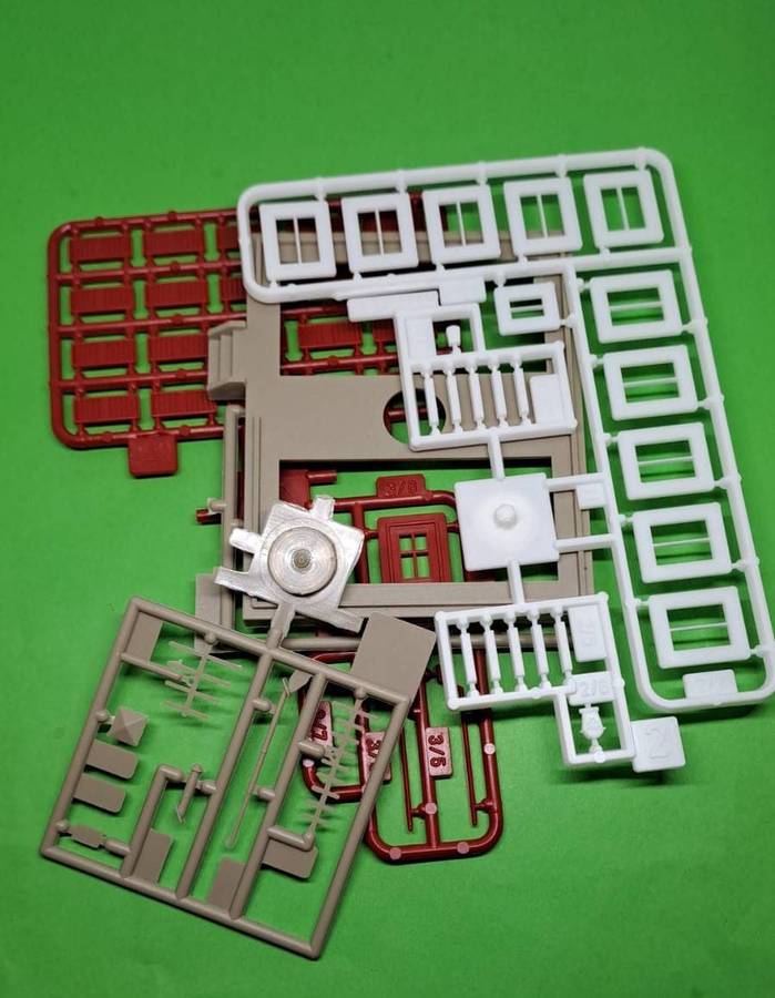 Model Trains HO 1 x Faller House. (See pictures)