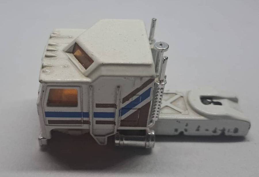 Model Trains HO/1:90 1 x Matchbox Kenworth Truck only for scrap yard. - Lesney 1981. (No wheels)