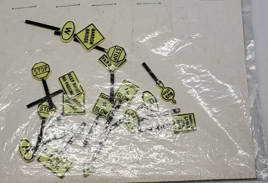 Model Trains HO 1 x Pack of Road Signs x 17