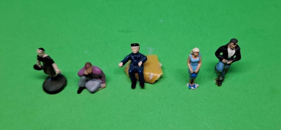 Model Trains HO 1 x Pack of Figures x 5 (different poses)