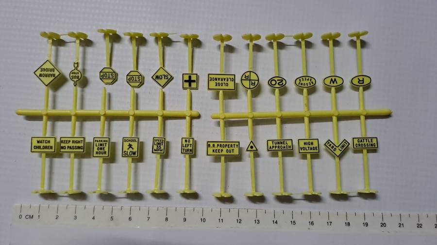 Model Trains 1:87 HO 24 x Road Signs.