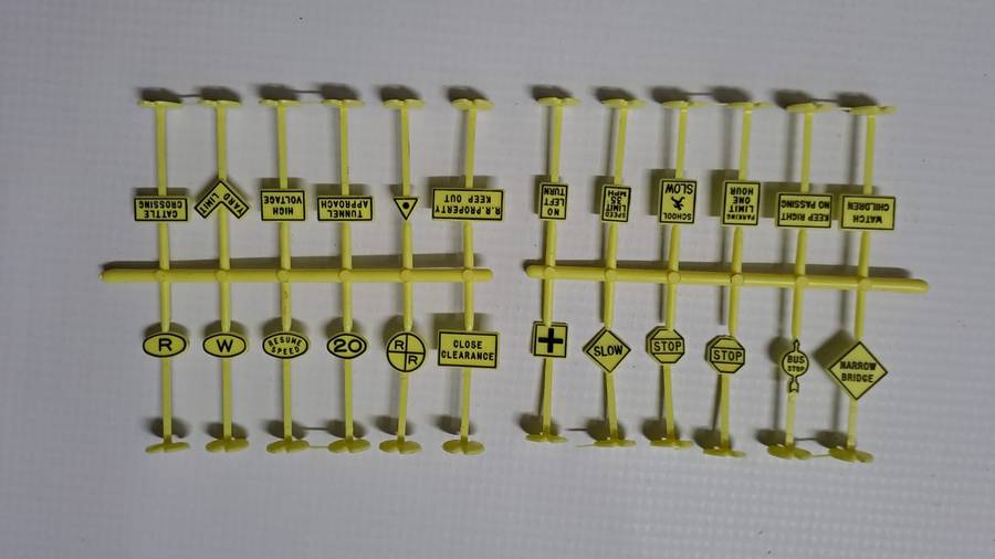Model Trains 1:87 HO 24 x Road Signs.